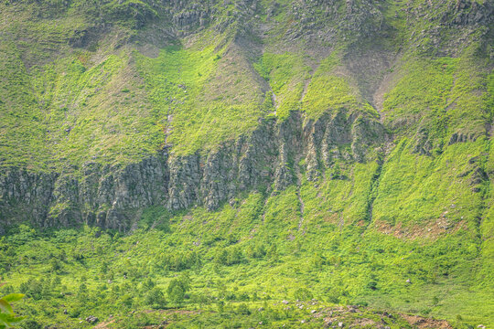 群馬・草津町 国道292号見晴台から望む夏の荒々しい山肌の景観
