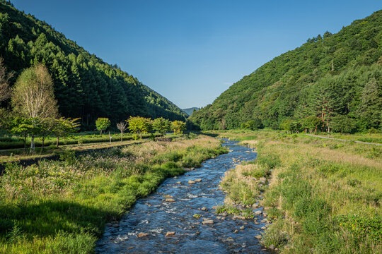 初秋の伊南川と緑豊かなミニ尾瀬公園の風景（福島県檜枝岐村）