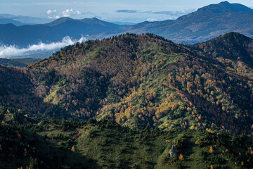 Fototapeta premium 横手山ドライブインから望む秋色に染まる山並み（長野県山ノ内町）