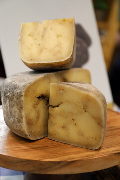 cu&ntilde;as de queso artesanal con trufa en la tienda de quesos