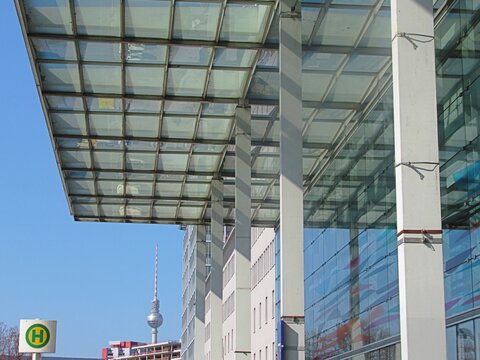 berlin, deutschland - ostbahnhof und fernsehturm