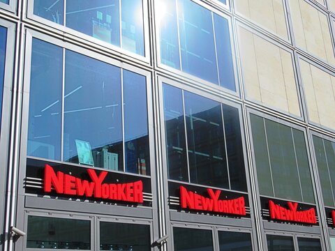 berlin, deutschland - modemarke new yorker am alexanderplatz