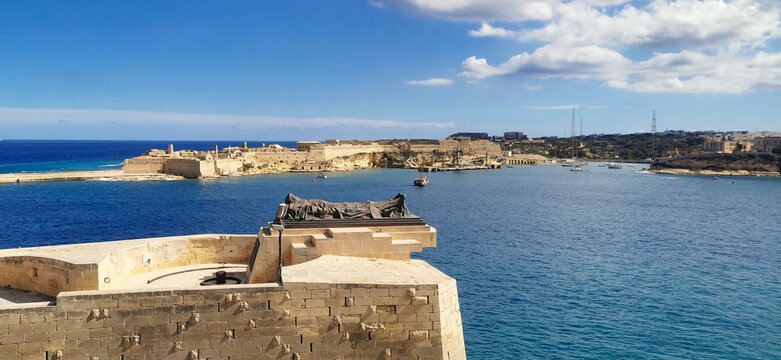 La Valette depuis la mer, skyline de la capitale maltaise avec ses fortifications historiques, bateaux et mer Mediterranee bleu turquoise