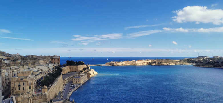 La Valette vue depuis la mer, remparts et fortifications de la capitale de Malte, bateaux au premier plan, mer Mediterranee bleue