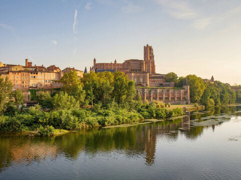 Vue d Albi depuis le Tarn avec la cathedrale Sainte-Cecile et le vieux quartier, architecture medievale entouree de vegetation, Occitanie France