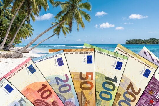 Alle Euroscheine vor Palmenstrand