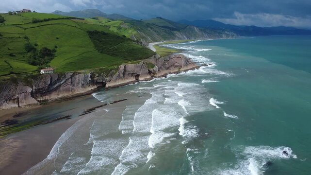 La plage d'Itzurun &agrave; Zumaia, dans le Pays basque espagnol, site de tournage de la s&eacute;rie le tr&ocirc;ne de fer,, vue a&eacute;rienne
