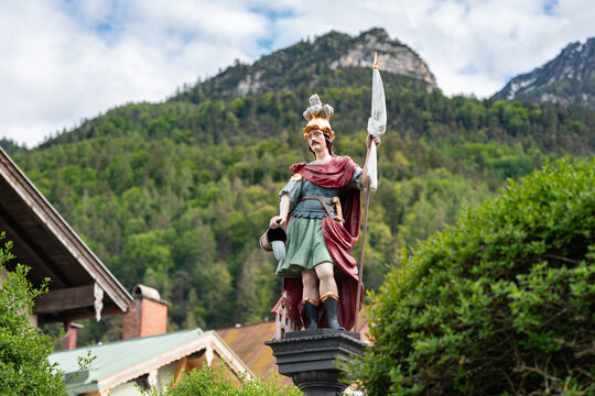 Der Florianiplatz mit dem Heiligen St. Florian in Bad Reichenhall