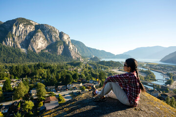 Fototapeta premium Stawamus Chief Squamish Howe Sound Woman Tourist