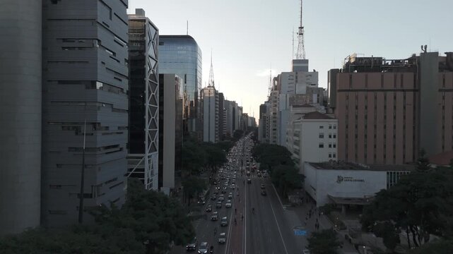 Avenida paulista ao p&ocirc;r do sol