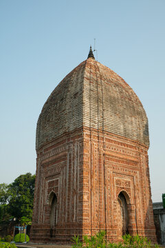 This temple is part of the Kalna Rajbari Temple complex, and its walls feature various types of intricate carvings.