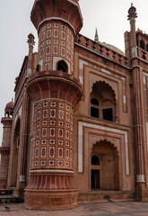 Obraz premium Safdarjung's Tomb is a marble mausoleum of Safdarjung, the prime minister of the Mughal emperor Muhammad Shah, in Delhi, India.