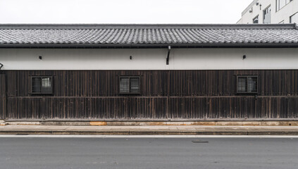 Obraz premium 白壁と焼杉板の古い土蔵が静かに並ぶ日本の町並み風景