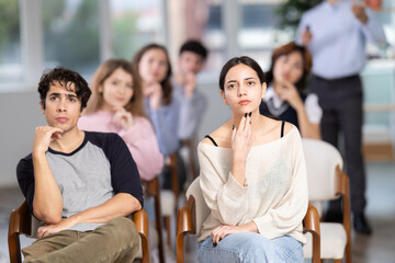 Obraz premium Lecture room is filled with listeners, students listen to teacher. Company managers during training, introductory training for staff, professional development courses, educational seminar.