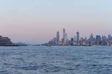 Obraz premium Evening Cityscape With Glowing Horizon. Night Falls Over Bright City Skyline new york