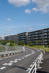 Obraz premium 青空と緑あふれる団地のある風景