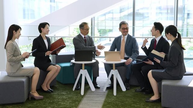 会議　ミーティング　ビジネスパーソン