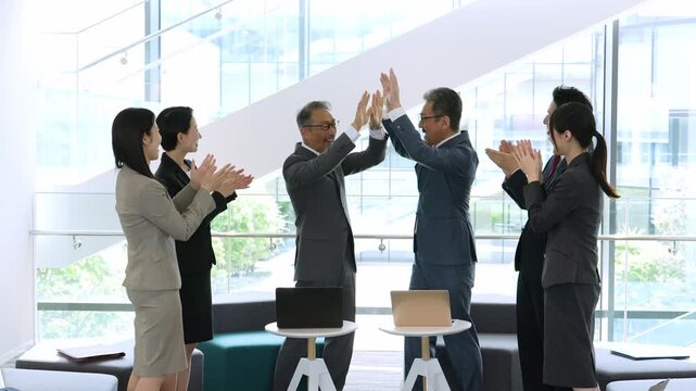 拍手をするビジネスパーソン