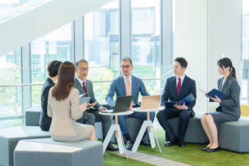 Fototapeta premium オフィスで会議、打ち合わせをするビジネスパーソン