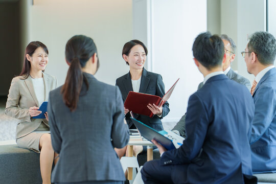 オフィスで会議、打ち合わせをするビジネスパーソン