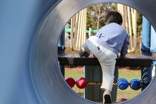 遊具を登る2歳の男の子
