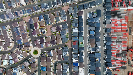 住宅、住宅地、真俯瞰、ドローン、空撮、真上、建築、不動産、公園、都市、住宅街、道路、屋根、ソーラーパネル、太陽光発電、俯瞰、ハイアングル、展望、パノラマ、風景、景観、景色、鳥瞰図、上から見た、見下ろす、航空写真、衛星写真、社会、現代、都会、建設、日本、街、経済、開発、行政、公共、交通、モビリティ、自動車、ラウンドアバウト、住まい、暮らし、街並み、建物、引越し、宅配、環境、地域 © metamorworks