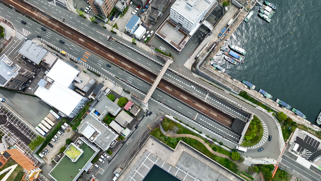 都市と道路の真俯瞰ドローン空撮