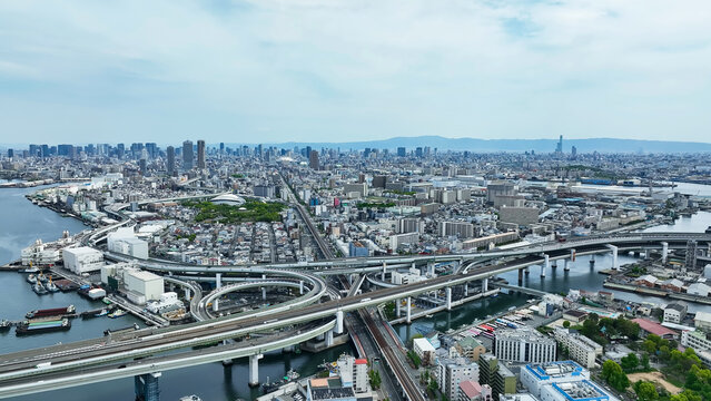 都市と道路の風景ドローン空撮