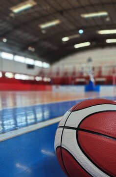 Fotograf&iacute;a de estadio de basquet, basketball o baloncesto y del bal&oacute;n o pelota.