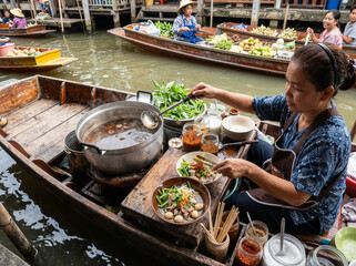 Obraz premium floating market boat vendor cooking noodles