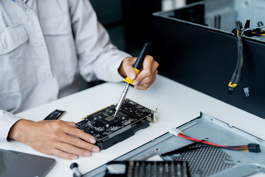 IT Engineer installing Hardware Equipment Development Facility Engineer &nbsp;Maintenance computer Motherboard Electronic repair shop technology business