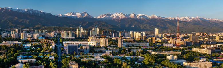 Obraz premium A quadcopter aerial view of the central part of Almaty, Kazakhstan, on a spring morning, with a mountain range in the background.