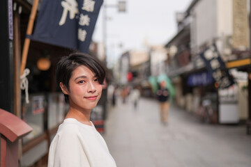Fototapeta premium 観光地で微笑む女性のポートレート