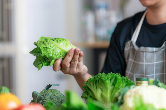 Choosing Fresh Green Vegetables for Healthy Aging Lifestyle