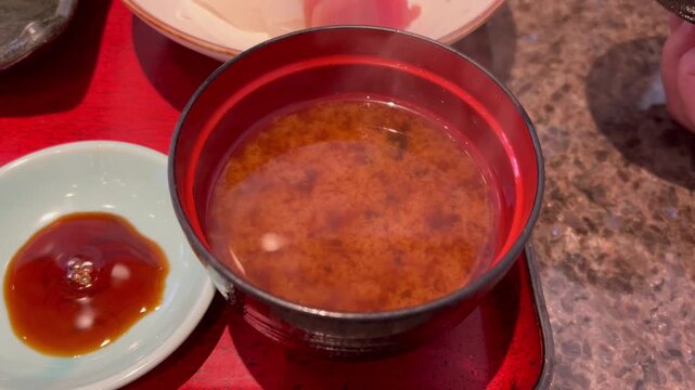 味噌汁の蓋を開ける