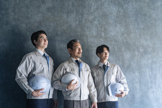 上を見上げる男性作業員のグループ