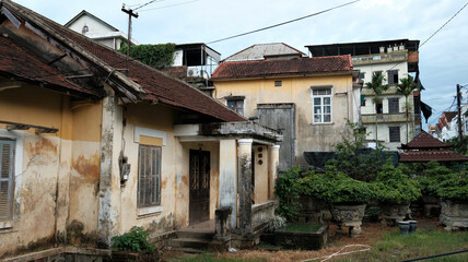 Obraz premium Traditional Old House In A Narrow Alley In Hue Vietnam