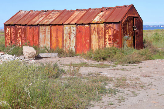 Un hangar couvert de rouille
