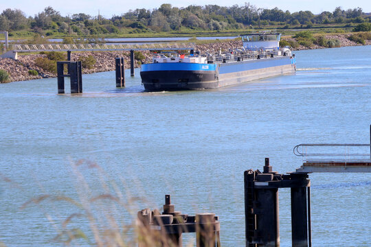 La p&eacute;niche Alcor au milieu du canal  en attente de l '&eacute;cluse