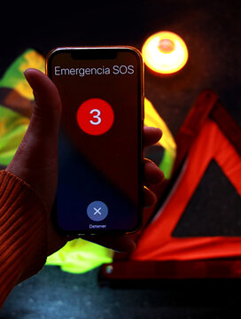 SOS emergencia llamada auxilio tel&eacute;fono m&oacute;vil pantalla de smartphone socorro y ayuda en accidente y aver&iacute;a con tri&aacute;ngulo y baliza kit de seguridad