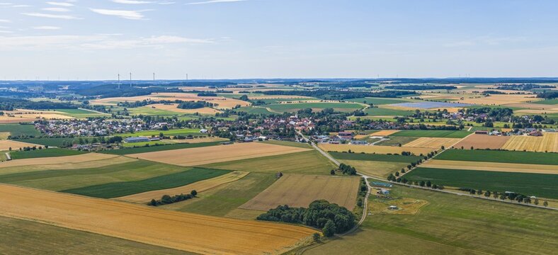 Blick zur Gemeinde Weiltingen am Hesselberg aus der Vogelperspektive