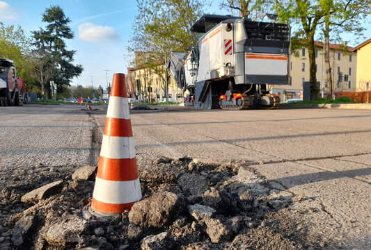 Lavori stradali in corso per la nuova citt&agrave; - manutenzione