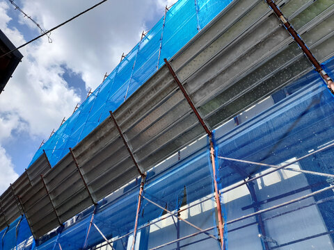 Lavori in corso nel cantiere edile in primavera - gru e ponteggio