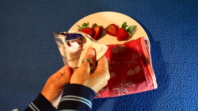Abrir helado fresa y nata desenvolver cucurucho ice cream open natural strawberry cono de verano refrescante con plato y fruta, trapo summer y fondo azul