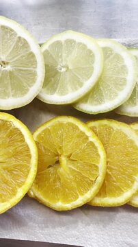 Limones y naranjas cortadas en rodajas fruta natural antioxidante y astringente agrio y &aacute;cido con corte tajada en limonada y naranjada