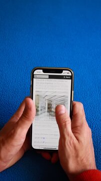 Scroll y buscar casa en tel&eacute;fono m&oacute;vil deslizar en web internet smartphone pantalla de celular con pisos inmobiliaria y b&uacute;squeda