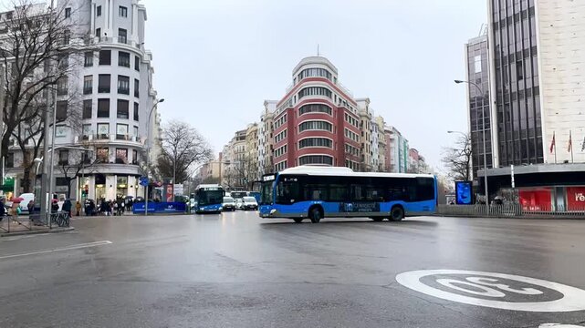 Tr&aacute;fico, circulaci&oacute;n vial y movimiento time lapse con coches, autob&uacute;s y taxi por plaza calle y carretera urbana ciudad con cruce de veh&iacute;culos en asfalto de carretera, edificios y velocidad acelerada