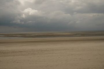 Nuages noirs sur la plage de Berck-sur-Mer dans le Pas-de-Calais en France © Pause Papote