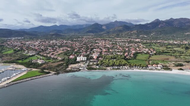 survol des plages &agrave; l'est de la Sardaigne &agrave; San Teodoro