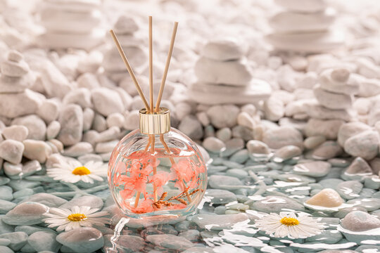 Intense diffuser fragrance smelling of summer and sea.